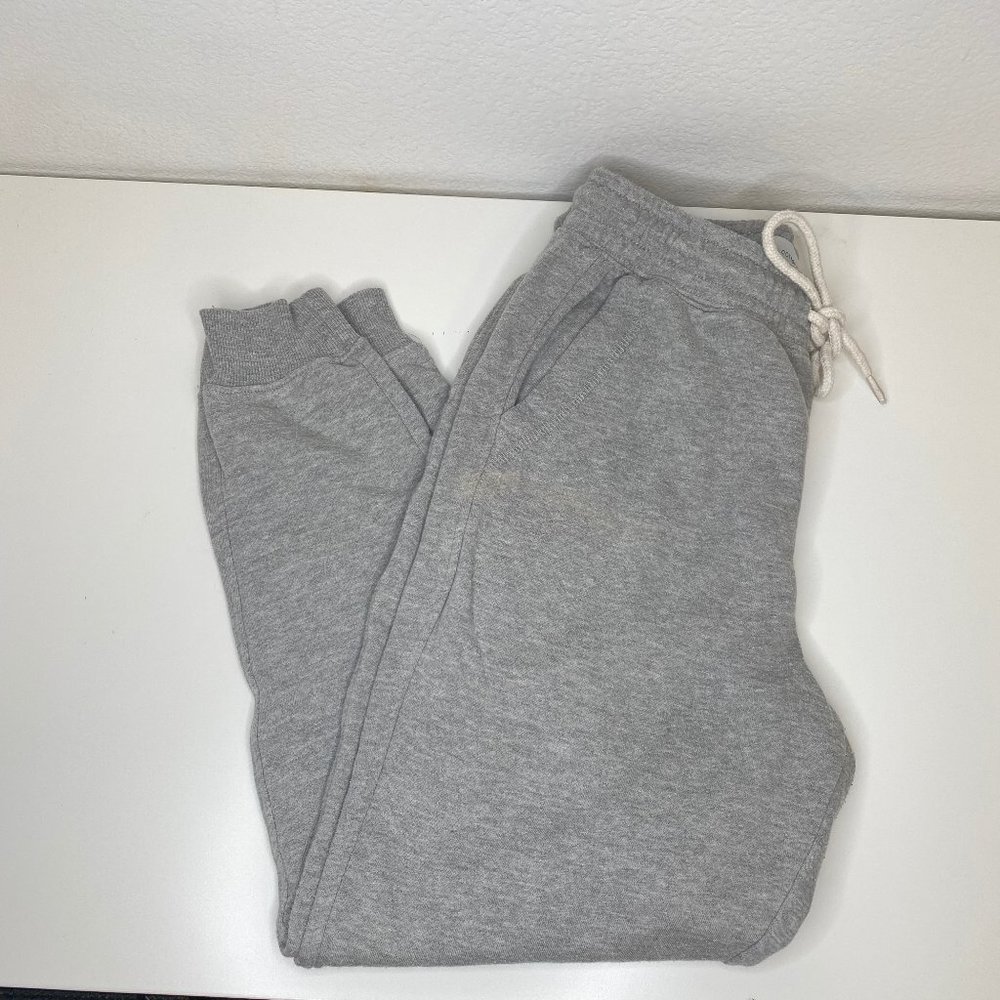 gray sweatpants
